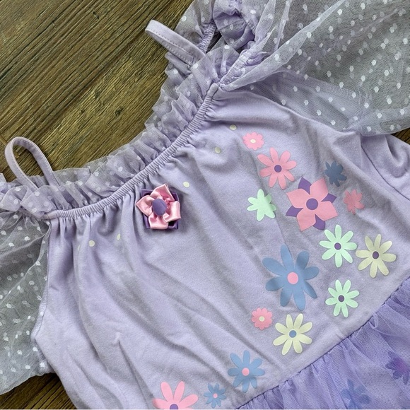 Disney Encanto Lot with Dress, Tee, and Storage Cube - Picture 6 of 16